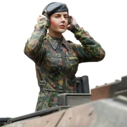 SOL RESIN FACTORY, MM240,1:16, Bundeswehr Female Tank Commander & Loader
