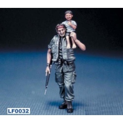 LEGEND PRODUCTION,LF0032,US Soldier with a Vietnamese child on his shoulder,1:35