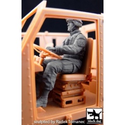 US soldier driver M1070 Truck Tractor,  F35052 , BLACK DOG, 1:35