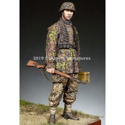 ALPINE MINIATURES, 35267, Ammo Carrier 12 SS "HJ" (1 fig. w/2 different head), 1:35