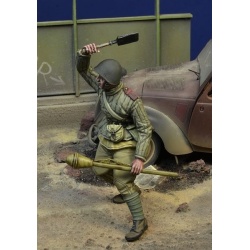 D-Day Miniature, 35172 Soviet Trooper attacking with a Shovel, Berlin 1945 SCALE 1/35