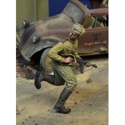 D-Day Miniature, 35174 Soviet Trooper running with PPS-43 MP, Berlin 1945 SCALE 1/35
