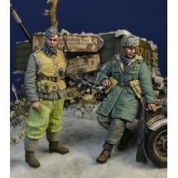D-Day Miniature,35183–Waffen SS Soldiers, Hungary, Winter 1945 (2 FIGURES), 1/35