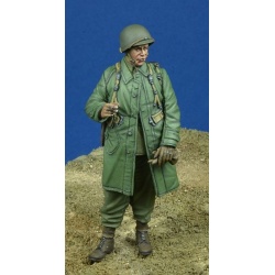 D-Day Miniature, 35217 – US Paratrooper NCO in raincoat, 1944-45 , 1/35